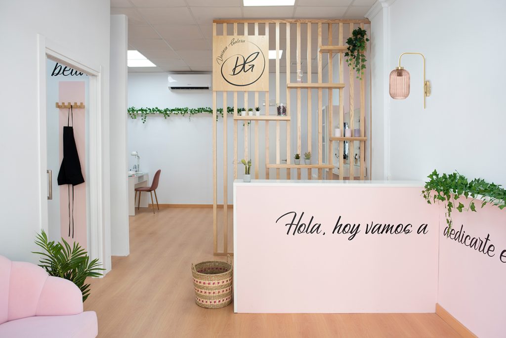 Entrada del centro de belleza Davinia galera renovado por Saramar