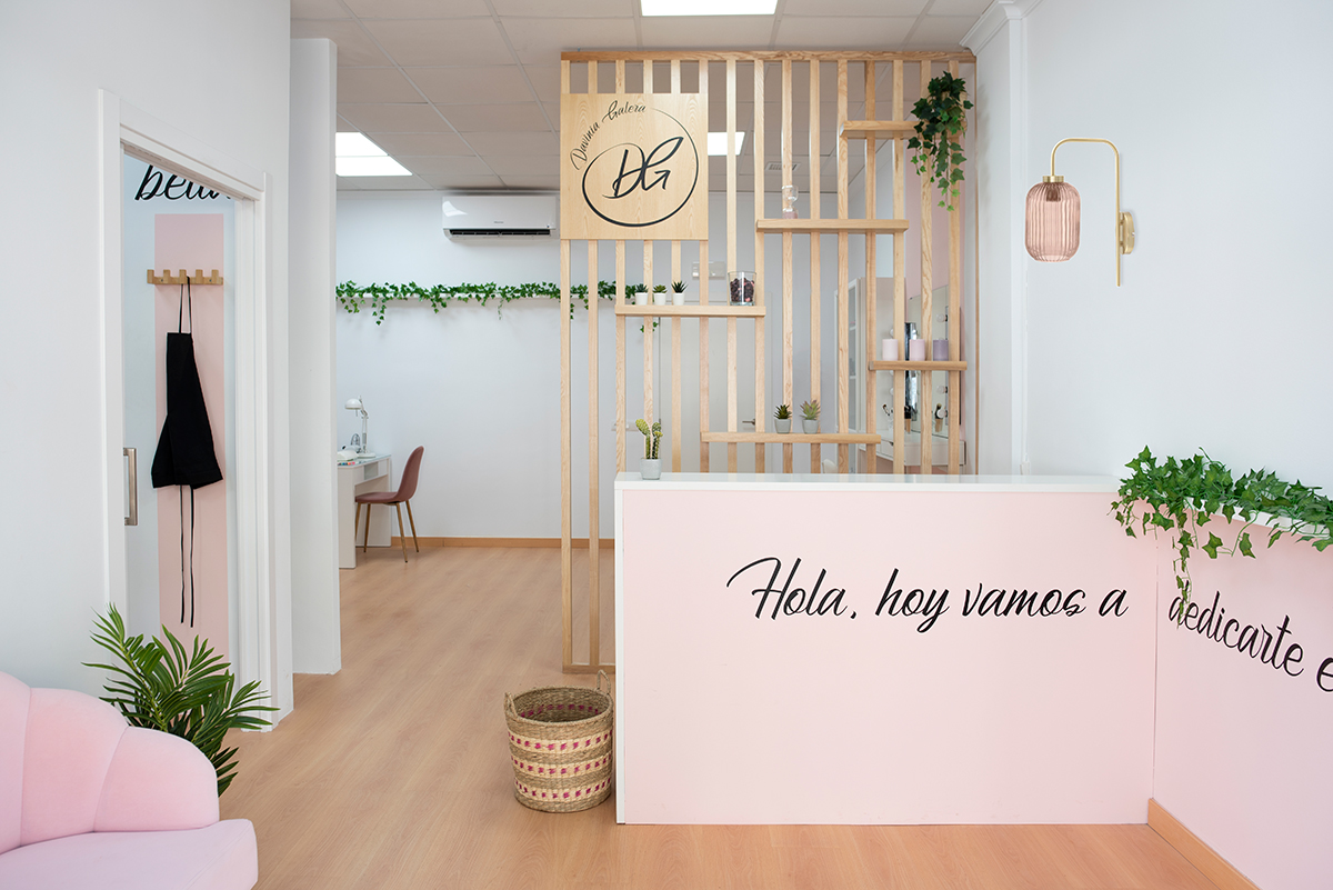Entrada del centro de belleza Davinia galera renovado por Saramar