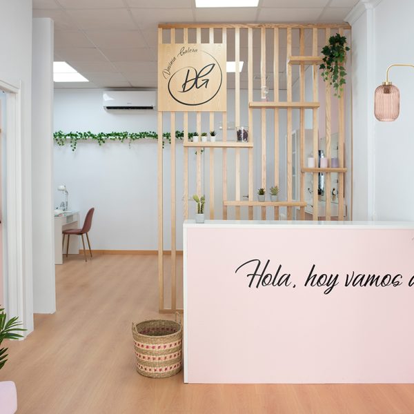 Entrada del centro de belleza Davinia galera renovado por Saramar